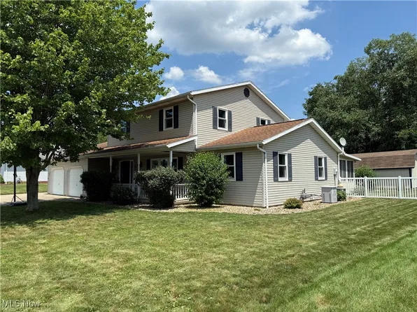 343 Schoenbrunn Dr NE, New Philadelphia, OH 44663