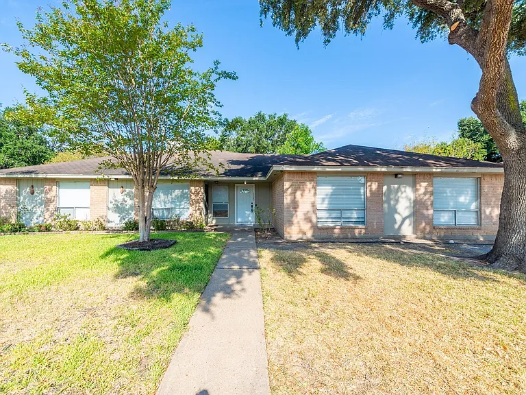 3323 Silverside Dr — Photo 1