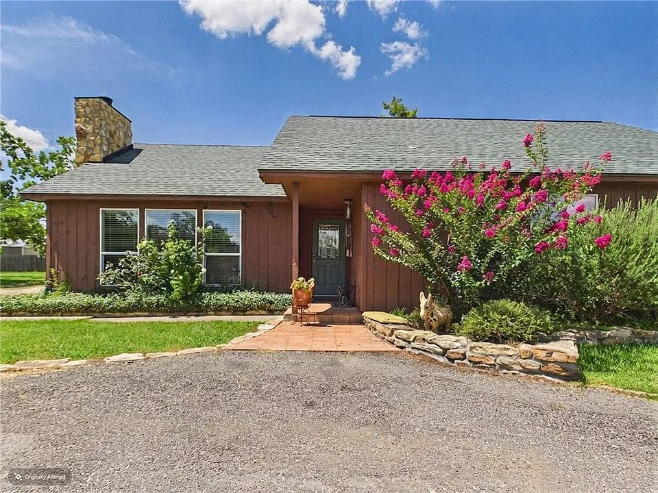 1196 S Oaks Dr