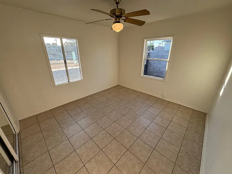 1461 S 6th Ave — Photo 12