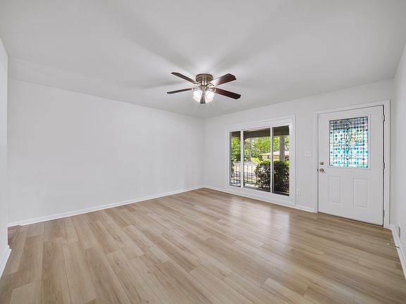 3rd image of 1009 Azalea Cir