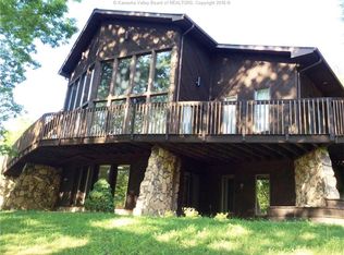 2 Edgewood Dr, Hurricane, WV 25526