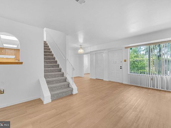 3rd image of 2208 Greenwood Dr