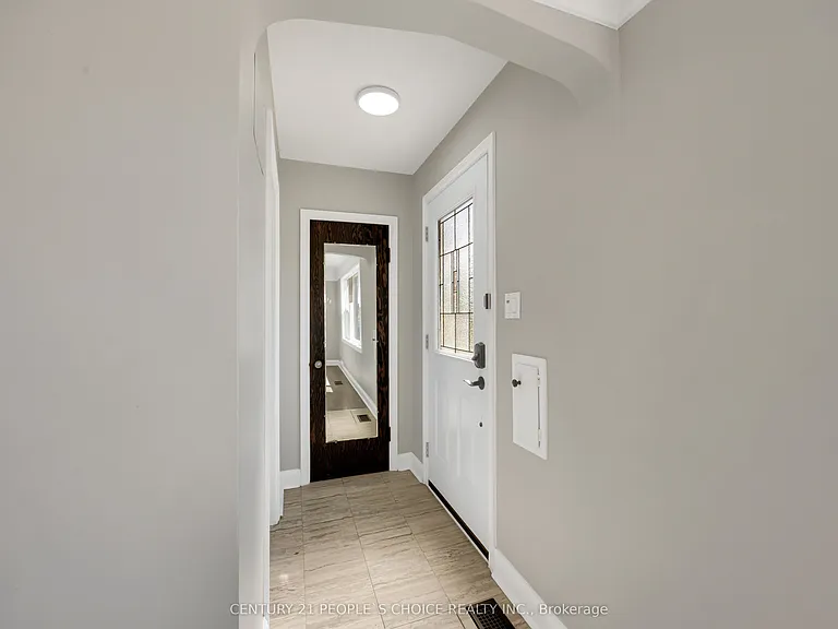 50 Columbia St W — Photo 6
