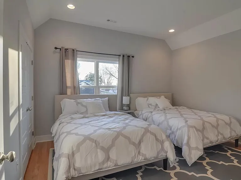 1411B Arthur Ave — Photo 14