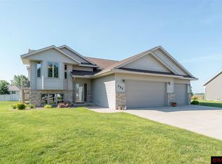 252 Creekside Dr, Eagle Lake, MN 56024