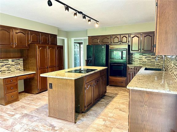 4th image of 3140 Lakeview Cir