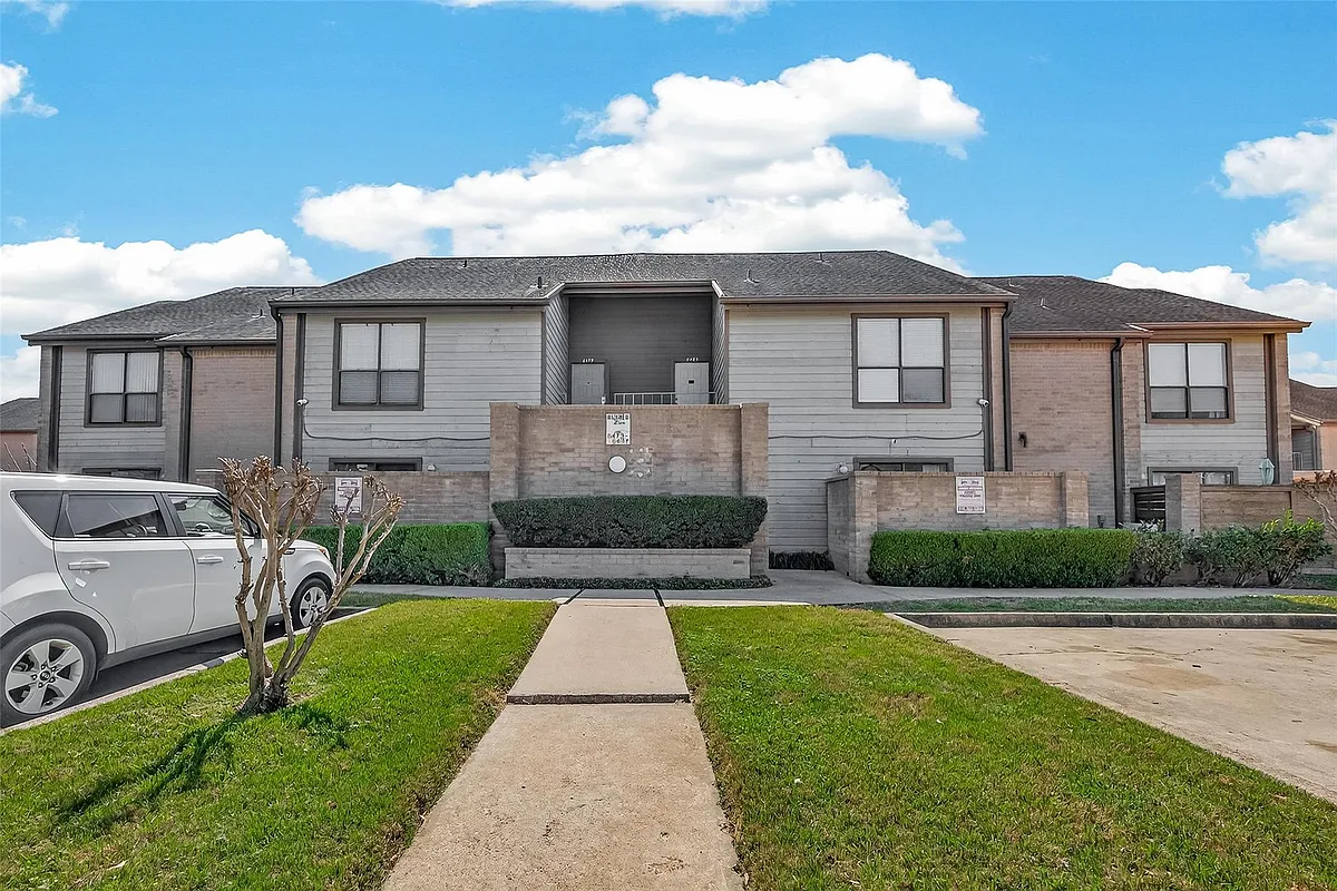 Building Photo - 8483 Sands Point Dr