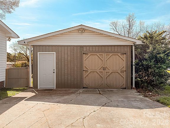 3rd image of 2011 Mountain Creek Rd