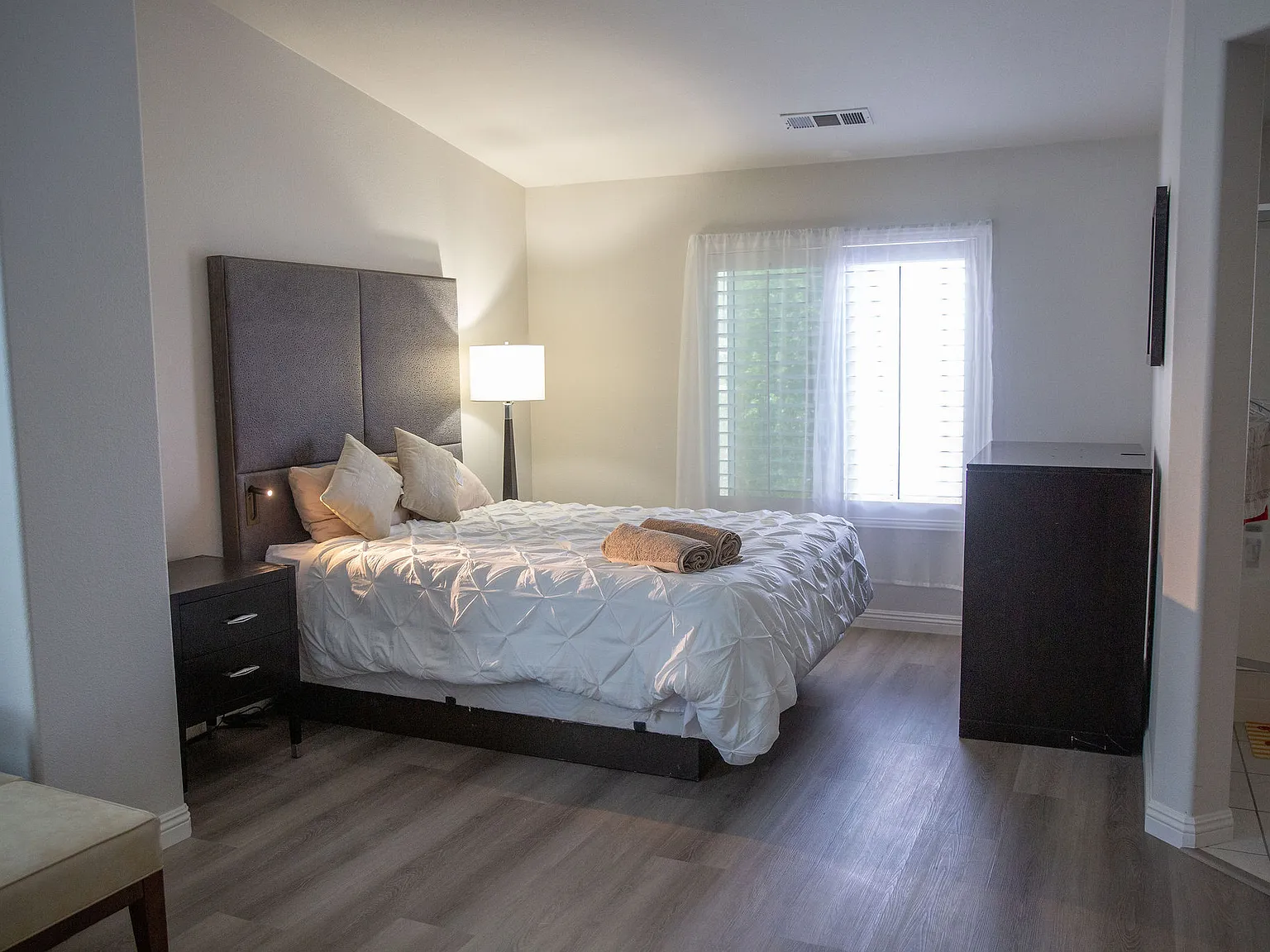 8 bed, 3786 sqft, $11,000 — Photo 3