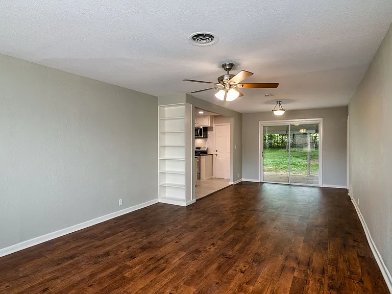 2416 Hillview Dr — Photo 5