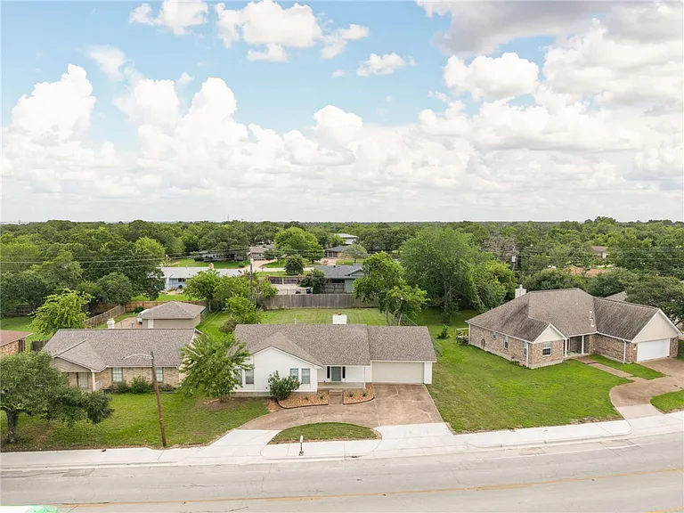 904 Holleman Dr — Photo 24