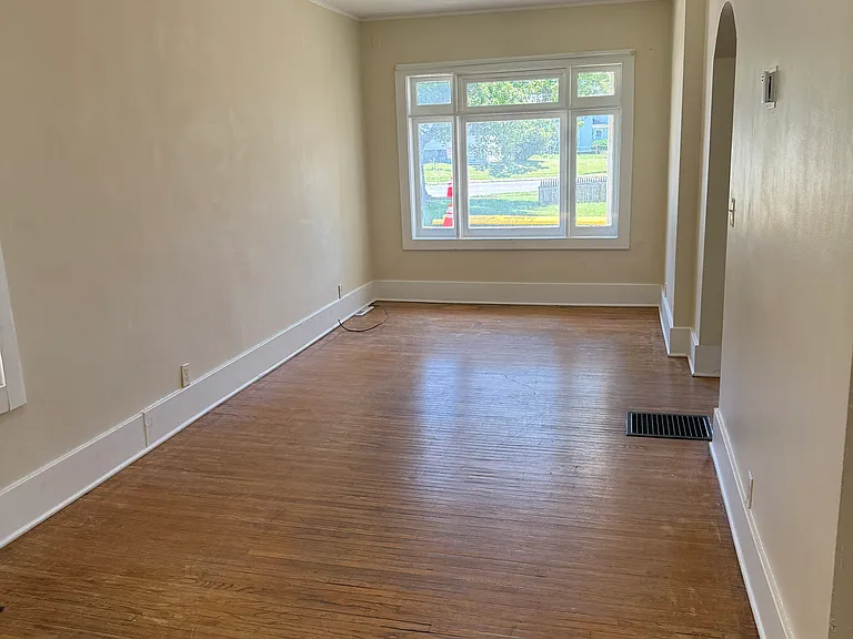 33 Holland Ave — Photo 6