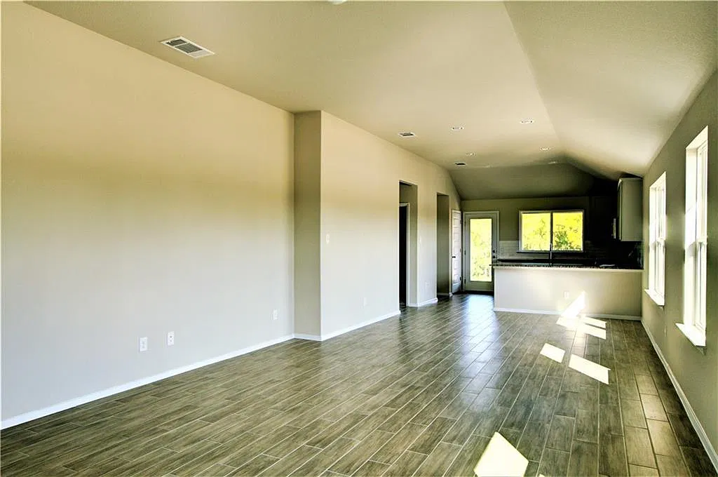 3 bed, 2.0 bath, 1533 sqft, $2,045 — Photo 2