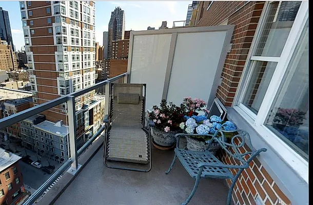 Sold by R New York | media 39