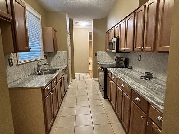 5th image of 2945 Millers Pond Dr