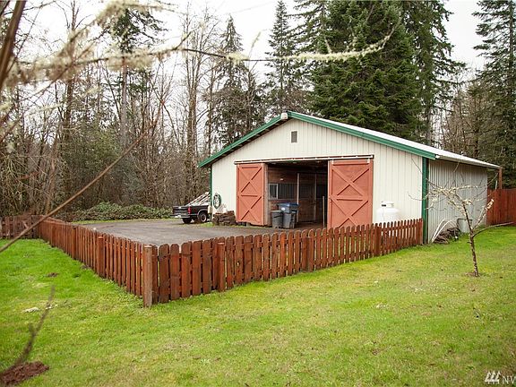 Enjoy the large barn with two horse stalls