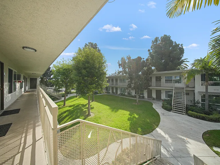 Anaheim Park Apartments — Photo 9