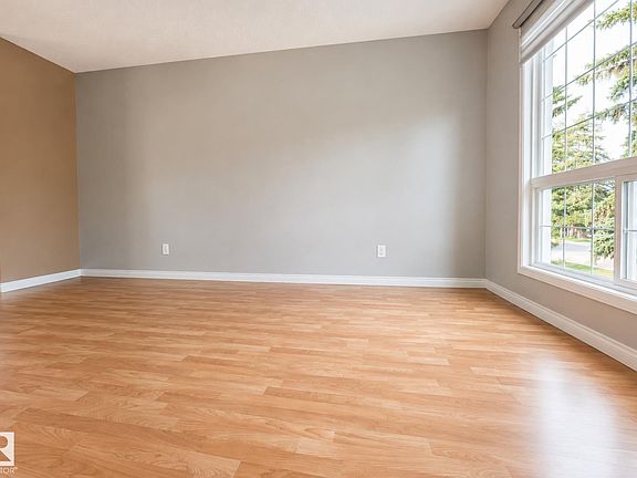 5th image of 4 Spruce Meadow Ln