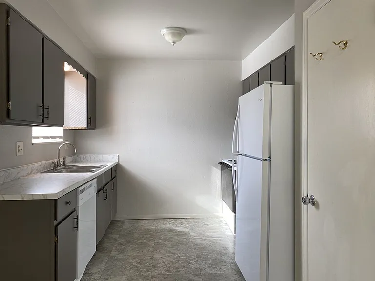 1954 Pecan St #2 — Photo 9