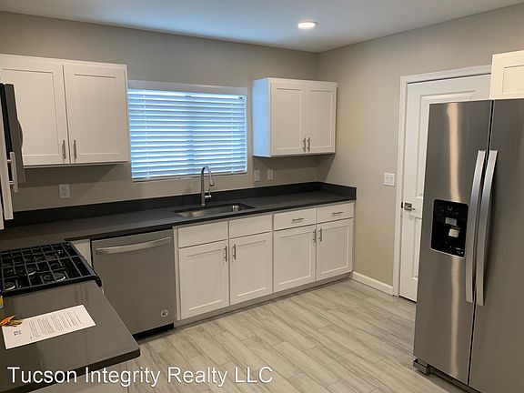 5th image of 1336 E Adams St #1