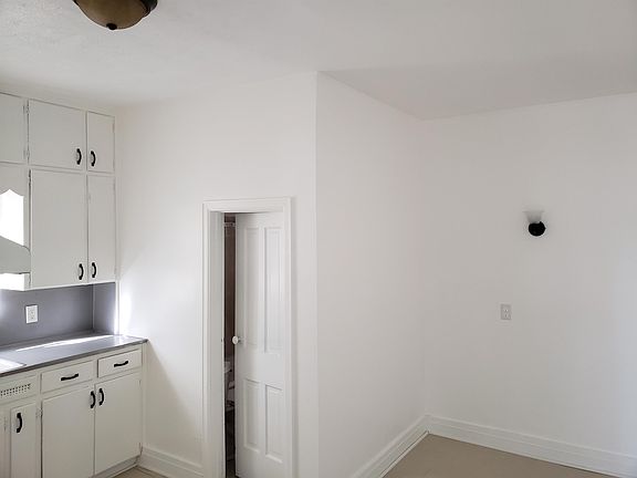4th image of 209 N Hill St #1