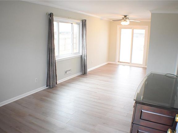 5th image of 2921 E Malden Ave