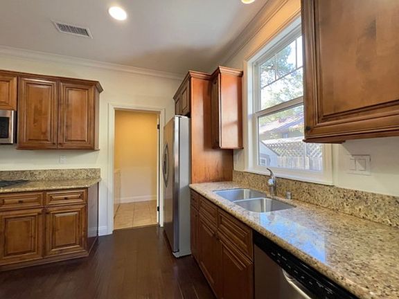 3rd image of 1328 Magnolia Ave #1328