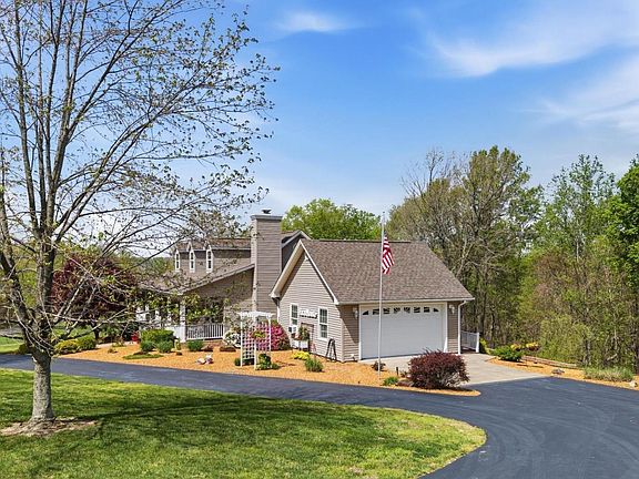 3rd image of 920 View Rd