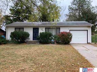 8226 Chestnut Ln, Lincoln, NE 68510