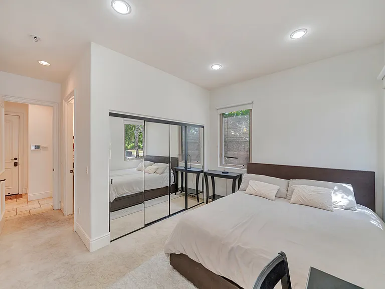 4820 Valjean Ave — Photo 30