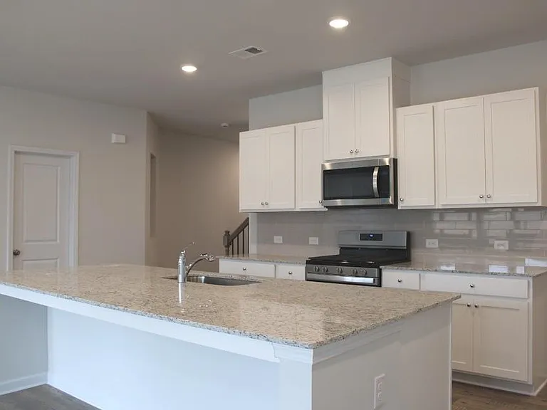 731 Point Place Dr — Photo 2