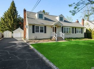 19 Holland St, Melville, NY 11747
