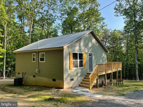 102 Harnest Hill Ln, Great Cacapon, WV 25422