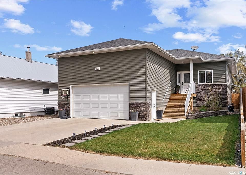 1st image of 209 5th Ave E