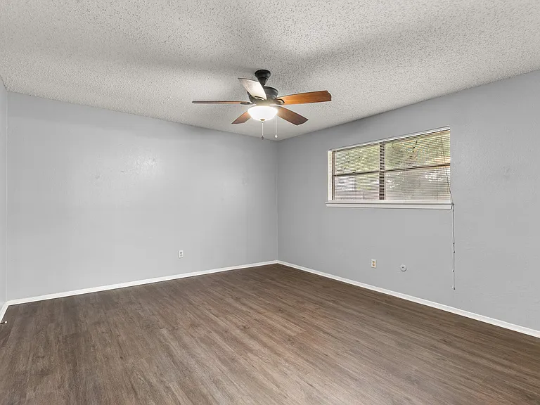 228 Laredo Dr — Photo 8