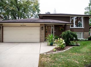 2017 E Woodview Dr, Mount Prospect, IL 60056