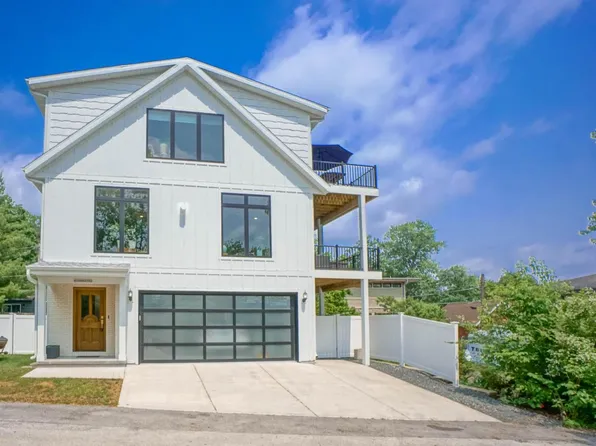 W298N2782 Locust LANE, Pewaukee, WI 53072