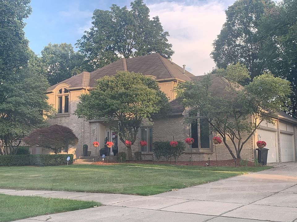 Front of the house before roof was replaced Nov 2024