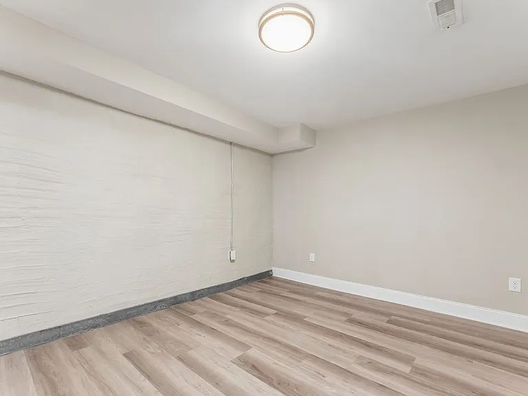 1363 Summit St — Photo 22
