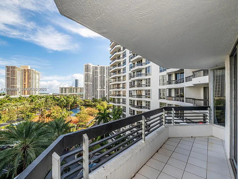 3600 Mystic Pointe Dr #808 — Photo 3