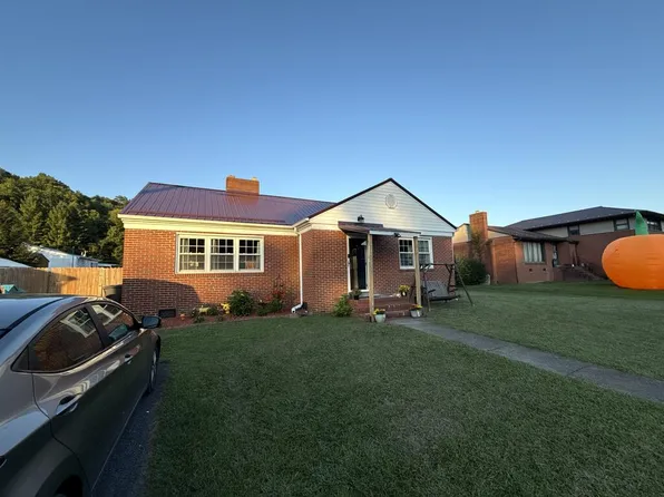 505 Lake Park Dr, Richlands, VA 24641