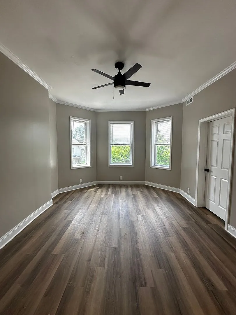 Spacious 4BR - 2 Bath — Photo 3