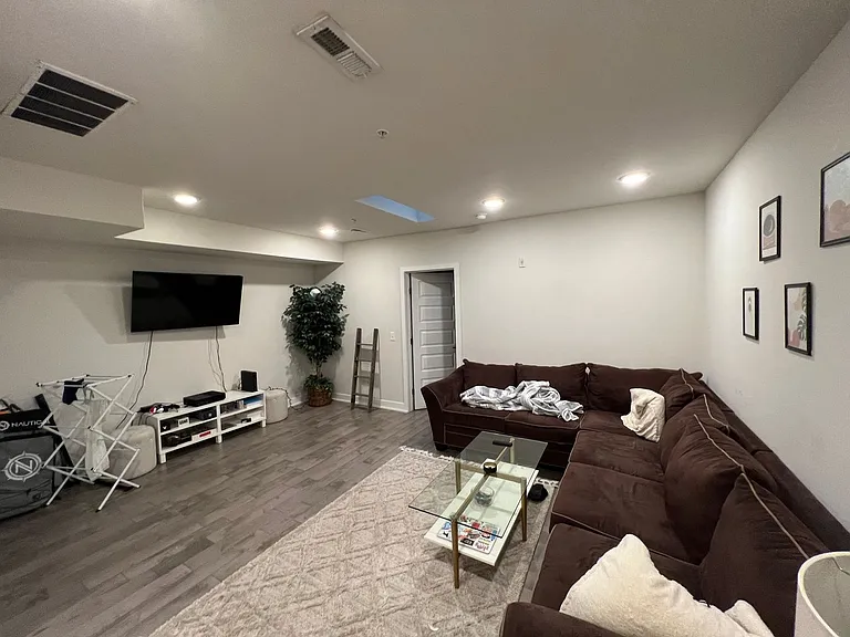 Brand New Luxury Apartments — Photo 11
