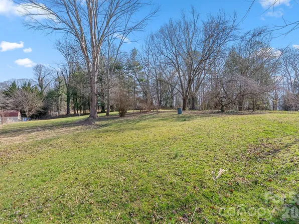 99999 Fairfield Dr, Candler, NC 28715