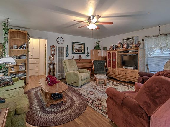 3rd image of 481 Pecan St