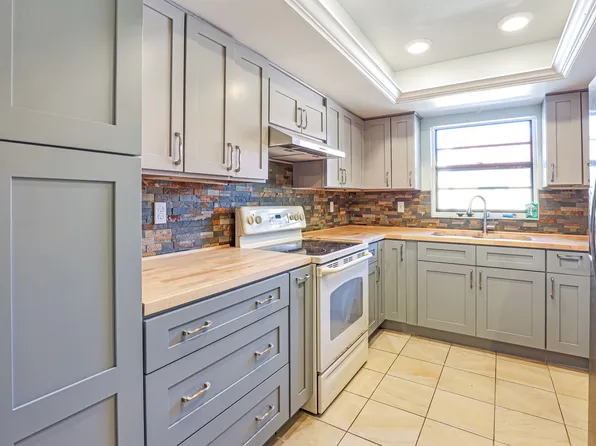 1403 56th St W, Bradenton, FL 34209