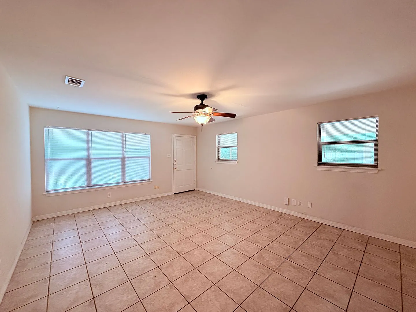 Cozy 3 Bedroom - Central Location - Quiet Cul-de-Sac — Photo 4