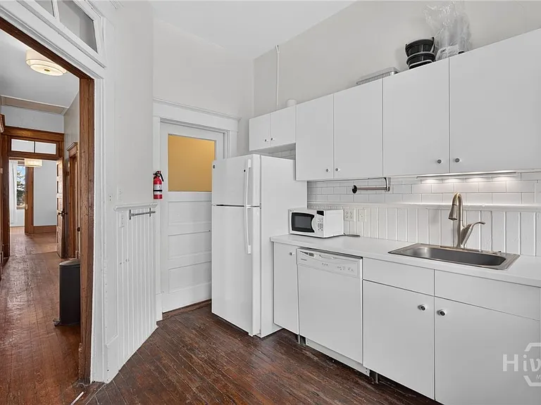 114 W Waldburg St — Photo 25