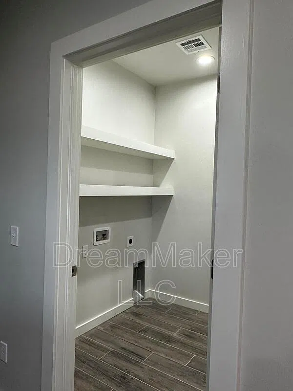 4 bed, 2.5 bath, 2201 sqft, $2,195 — Photo 3